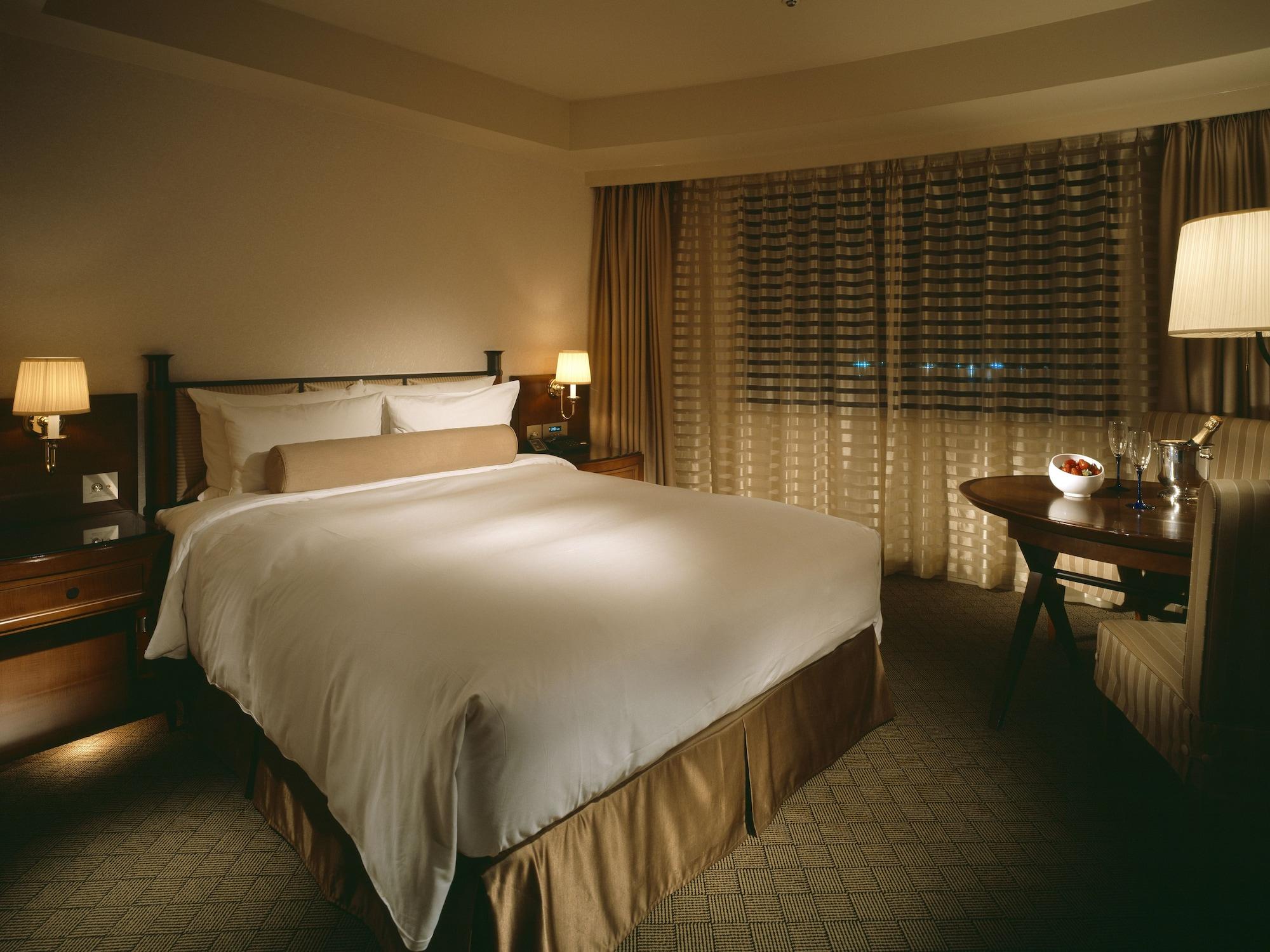 فندق مياكو جيفو ناجاراجاوا غيفو المظهر الخارجي الصورة A bedroom at the Mandarin Oriental, Hong Kong