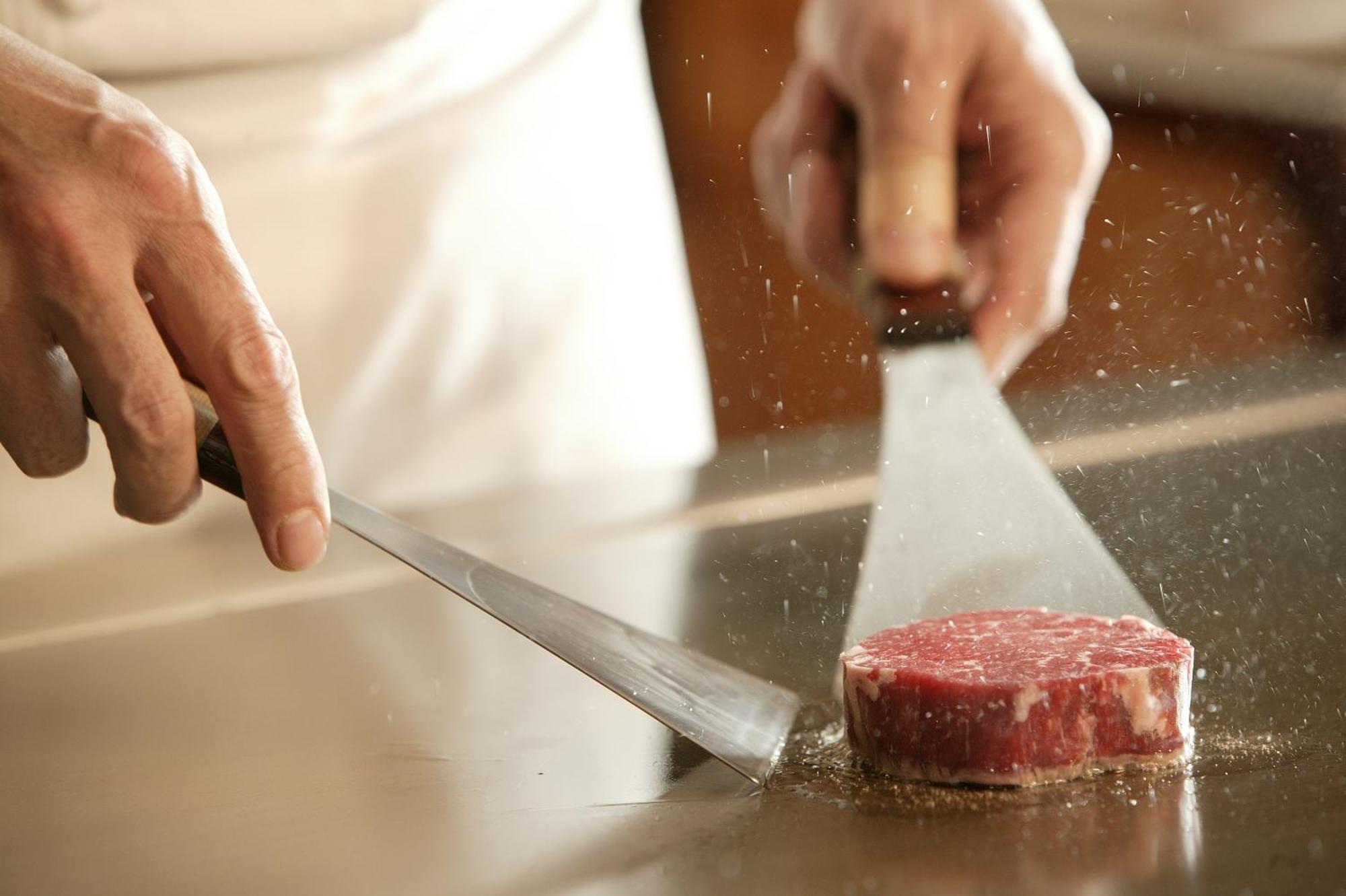 فندق مياكو جيفو ناجاراجاوا غيفو المظهر الخارجي الصورة A chef seasoning a steak