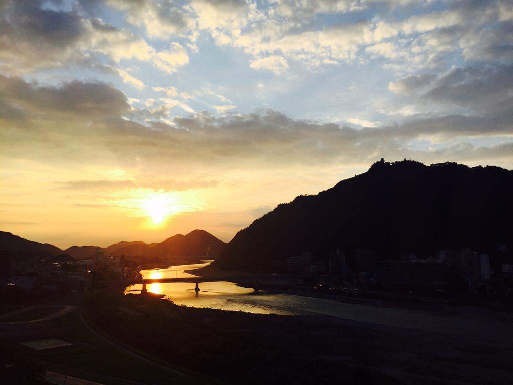 فندق مياكو جيفو ناجاراجاوا غيفو المظهر الخارجي الصورة Sunset over the river
